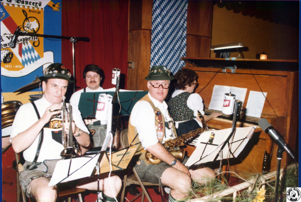 1982 05 01 09 Steve & Heidi's wedding.jpg